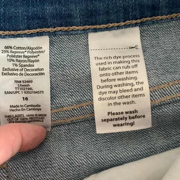 Distressed jean shorts - Picture 3 of 4